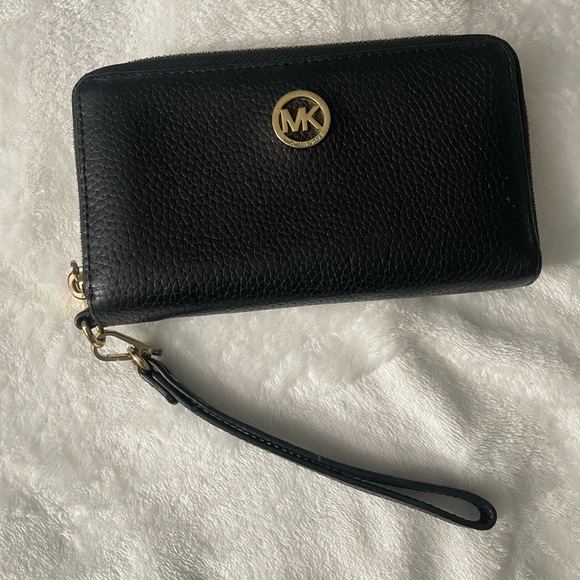 Michael Kors Handbags - MICHAEL KORS wallet.